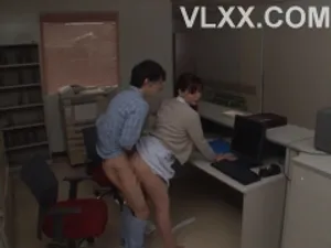 Cấp trên trọc thường đến nhà đụ vợ yêu cậu nhân viên công ty