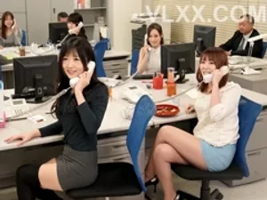 Em bé tuổi teen lắc mông trên con cặc lớn của anh